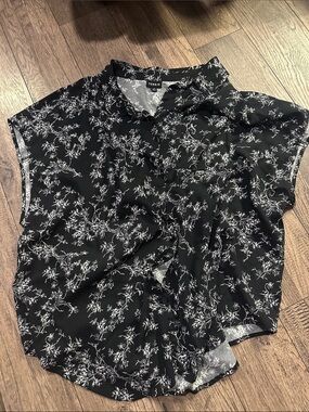 torrid Black White Floral Short-Sleeve Button Blouse